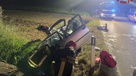 incidente porcia|Incidente mortale a Porcia. Auto finisce dentro il lago. Morto un。